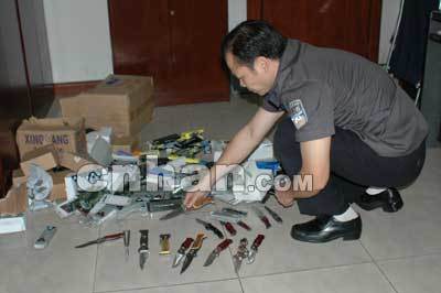 五金市場暗藏800管制刀具，市場監管亟待加強