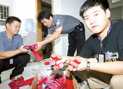 私章'量身訂做' 記者隨警伏擊抓'大魚'(圖)-新聞中心 代理代辦