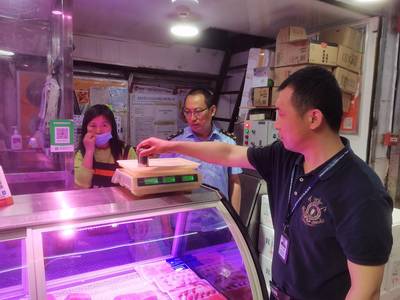 買小龍蝦遇缺斤少兩？執(zhí)法人員對成都青石橋市場展開突擊檢查
